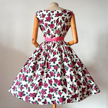 Charger l'image dans la galerie, 1950s 1960s - Adorable Roseprint Cotton Dress - W27 (68cm)