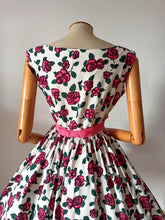 Charger l'image dans la galerie, 1950s 1960s - Adorable Roseprint Cotton Dress - W27 (68cm)