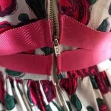 Charger l'image dans la galerie, 1950s 1960s - Adorable Roseprint Cotton Dress - W27 (68cm)