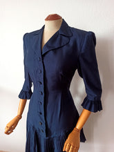Carica l'immagine nel visualizzatore di Gallery, 1940s - Elegant Midnight Blue Satin Silk Dress - W28.5 (72cm)