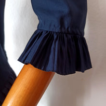 Carica l'immagine nel visualizzatore di Gallery, 1940s - Elegant Midnight Blue Satin Silk Dress - W28.5 (72cm)