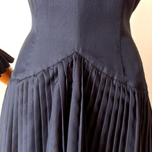 Carica l'immagine nel visualizzatore di Gallery, 1940s - Elegant Midnight Blue Satin Silk Dress - W28.5 (72cm)