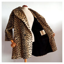 Charger l'image dans la galerie, 1950s - ZANZIBAR - LA FRANCE - Stunning Cheetah Faux Coat