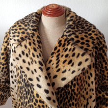 Charger l'image dans la galerie, 1950s - ZANZIBAR - LA FRANCE - Stunning Cheetah Faux Coat