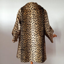 Charger l'image dans la galerie, 1950s - ZANZIBAR - LA FRANCE - Stunning Cheetah Faux Coat