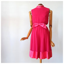 Carica l'immagine nel visualizzatore di Gallery, 1960s - MISS ELLIET, California - Stunning Pink Cocktail Dress - W24 (60cm)
