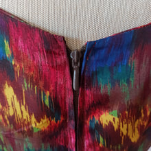Laden Sie das Bild in den Galerie-Viewer, 1960s - Stunning Abstract Satin Cocktail Dress - W27 (68cm)