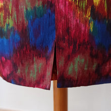 Laden Sie das Bild in den Galerie-Viewer, 1960s - Stunning Abstract Satin Cocktail Dress - W27 (68cm)