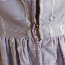 Charger l'image dans la galerie, 1950s 1960s - Adorable Lilac Textured Cotton Dress - W27.5 (70cm)