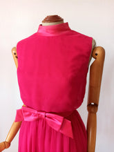 Carica l'immagine nel visualizzatore di Gallery, 1960s - MISS ELLIET, California - Stunning Pink Cocktail Dress - W24 (60cm)
