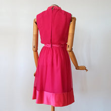 Carica l'immagine nel visualizzatore di Gallery, 1960s - MISS ELLIET, California - Stunning Pink Cocktail Dress - W24 (60cm)