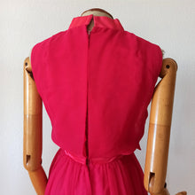 Carica l'immagine nel visualizzatore di Gallery, 1960s - MISS ELLIET, California - Stunning Pink Cocktail Dress - W24 (60cm)