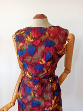 Laden Sie das Bild in den Galerie-Viewer, 1960s - Stunning Abstract Satin Cocktail Dress - W27 (68cm)