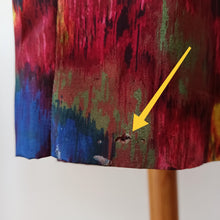 Laden Sie das Bild in den Galerie-Viewer, 1960s - Stunning Abstract Satin Cocktail Dress - W27 (68cm)