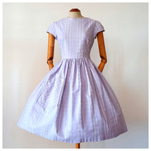 Charger l'image dans la galerie, 1950s 1960s - Adorable Lilac Textured Cotton Dress - W27.5 (70cm)