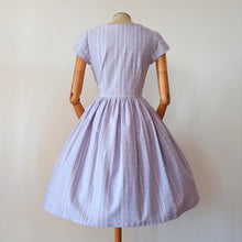 Charger l'image dans la galerie, 1950s 1960s - Adorable Lilac Textured Cotton Dress - W27.5 (70cm)