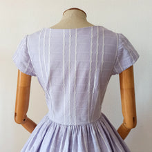 Charger l'image dans la galerie, 1950s 1960s - Adorable Lilac Textured Cotton Dress - W27.5 (70cm)