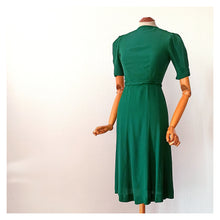 Cargar imagen en el visor de la galería, 1930s - Glorious Forest Green Rayon Crepe Dress - W28.5 (72cm)