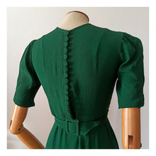 Cargar imagen en el visor de la galería, 1930s - Glorious Forest Green Rayon Crepe Dress - W28.5 (72cm)