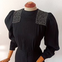 Cargar imagen en el visor de la galería, 1930s - Superb Black Rayon Wool Dress - W31 (78cm)