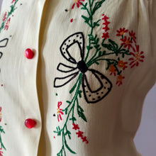 Cargar imagen en el visor de la galería, 1940s - Ultragorgeous Embroidery Vanilla Rayon Blouse - W31 (78cm)