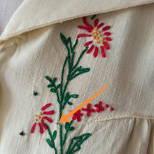 Cargar imagen en el visor de la galería, 1940s - Ultragorgeous Embroidery Vanilla Rayon Blouse - W31 (78cm)