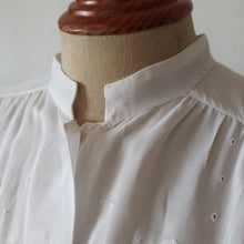 Cargar imagen en el visor de la galería, 1940s - Exquisite White Rayon Silk Blouse - W41 (104cm)