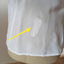 Cargar imagen en el visor de la galería, 1940s - Exquisite White Rayon Silk Blouse - W41 (104cm)