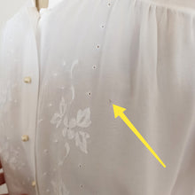 Cargar imagen en el visor de la galería, 1940s - Exquisite White Rayon Silk Blouse - W41 (104cm)