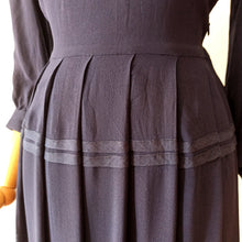 Carica l'immagine nel visualizzatore di Gallery, 1940s - Elegant German Deep Blue Crepe Dress - W27.5 (70cm)