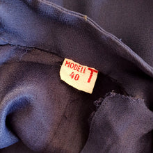 Carica l'immagine nel visualizzatore di Gallery, 1940s - Elegant German Deep Blue Crepe Dress - W27.5 (70cm)