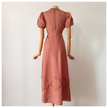 Cargar imagen en el visor de la galería, 1930s - Exquisite Pale Copper Dress - W29 (74cm)