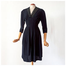 Cargar imagen en el visor de la galería, 1940s - Gorgeous Collar Black Crepe Dress - W30 (76cm)