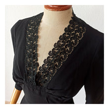 Cargar imagen en el visor de la galería, 1940s - Gorgeous Collar Black Crepe Dress - W30 (76cm)