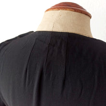 Cargar imagen en el visor de la galería, 1930s - Exquisite Art Deco Black Crepe Dress - W37 (94cm)
