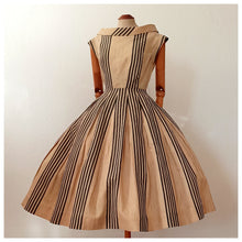 Charger l'image dans la galerie, 1950s - ANIC ET MAG, France - Exquisite Couture Silk Dress - W27.5 (70cm)