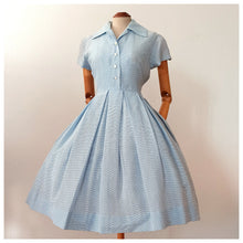 Charger l'image dans la galerie, 1950s - Adorable Blue White Textured Dress - W27 (68cm)