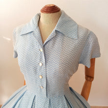 Charger l'image dans la galerie, 1950s - Adorable Blue White Textured Dress - W27 (68cm)