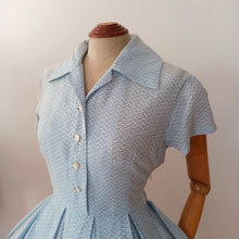 Charger l'image dans la galerie, 1950s - Adorable Blue White Textured Dress - W27 (68cm)