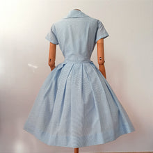 Charger l'image dans la galerie, 1950s - Adorable Blue White Textured Dress - W27 (68cm)