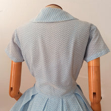Charger l'image dans la galerie, 1950s - Adorable Blue White Textured Dress - W27 (68cm)