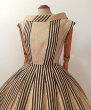 Charger l'image dans la galerie, 1950s - ANIC ET MAG, France - Exquisite Couture Silk Dress - W27.5 (70cm)