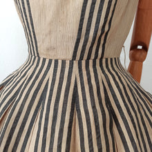 Charger l'image dans la galerie, 1950s - ANIC ET MAG, France - Exquisite Couture Silk Dress - W27.5 (70cm)