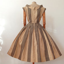 Charger l'image dans la galerie, 1950s - ANIC ET MAG, France - Exquisite Couture Silk Dress - W27.5 (70cm)