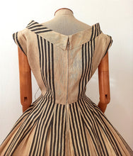 Charger l'image dans la galerie, 1950s - ANIC ET MAG, France - Exquisite Couture Silk Dress - W27.5 (70cm)