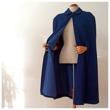 Laden Sie das Bild in den Galerie-Viewer, 1950s - LAUTREC, France - Elegant Blue Textured Wool Cape