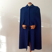 Laden Sie das Bild in den Galerie-Viewer, 1950s - LAUTREC, France - Elegant Blue Textured Wool Cape