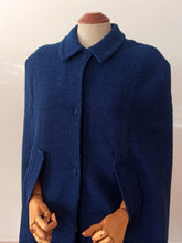 Laden Sie das Bild in den Galerie-Viewer, 1950s - LAUTREC, France - Elegant Blue Textured Wool Cape