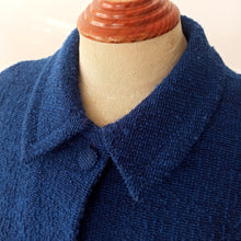 Laden Sie das Bild in den Galerie-Viewer, 1950s - LAUTREC, France - Elegant Blue Textured Wool Cape