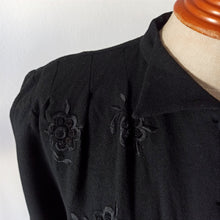 Charger l'image dans la galerie, 1940s - DEROFA MODEL, Germany - Stunning Black Embroidery Wool Dress - W35 (88cm)